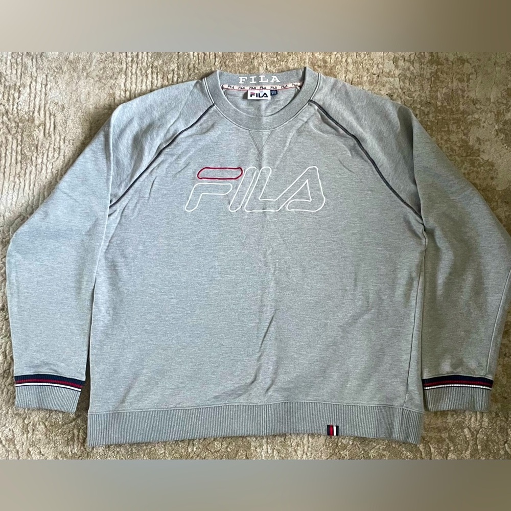 CLEARANCE💣 - light grey FILA Longsleeve retro embroidered crew-neck sweatshirt!